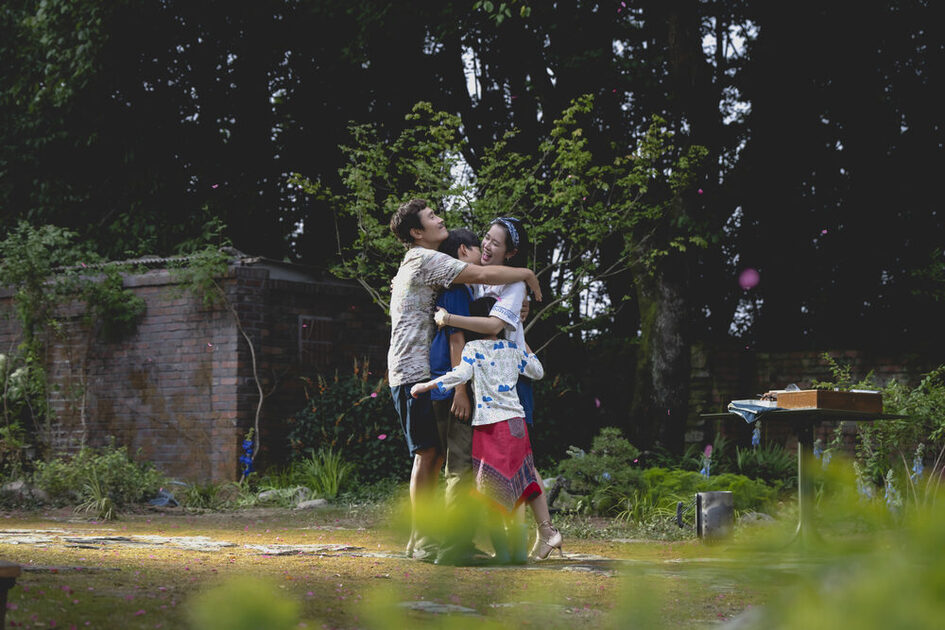 Członkowie rodziny przytulają się