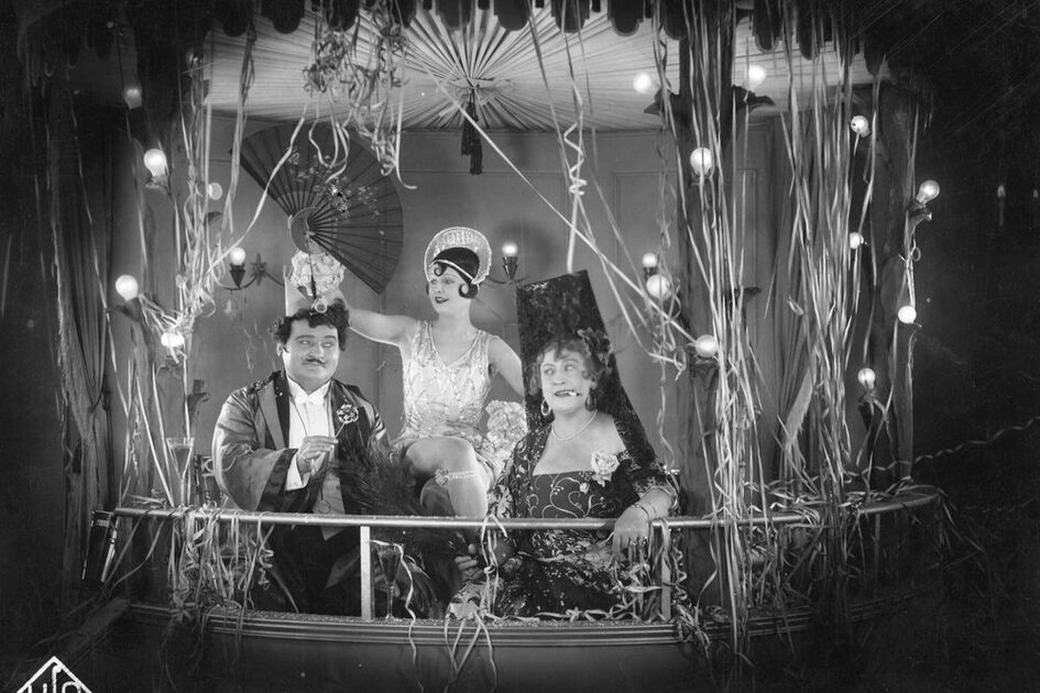 Trois personnes dans une ambiance festive