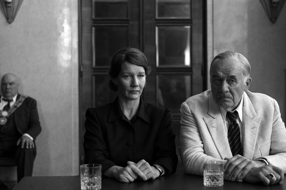 Eine Frau und ein MAnn am Tisch sitzend