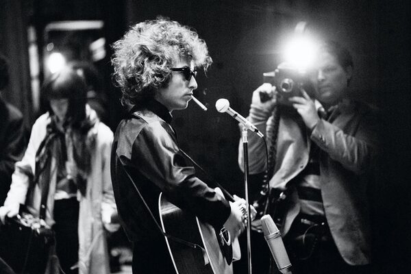 Der junge Bob Dylan mit Gitarre