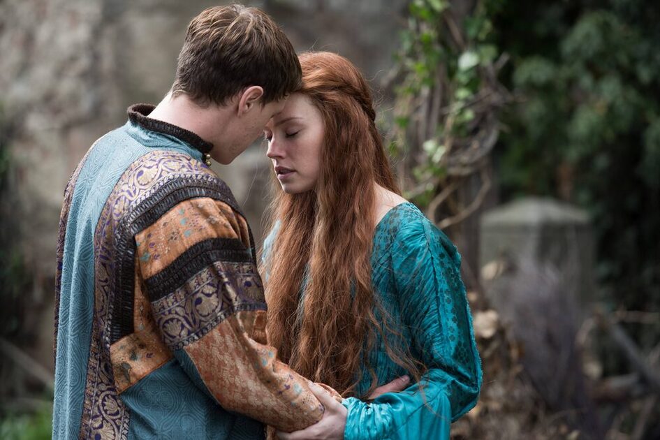 Ein Paar hält sich in den Armen