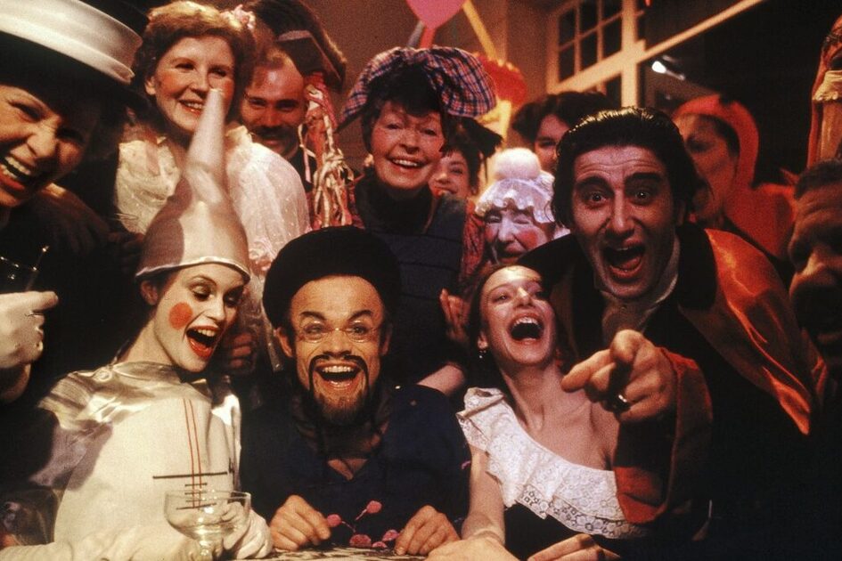 Lachende Menschen in festlicher Stimmung