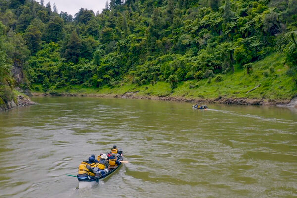 Menschen im Kanu auf einem Fluss