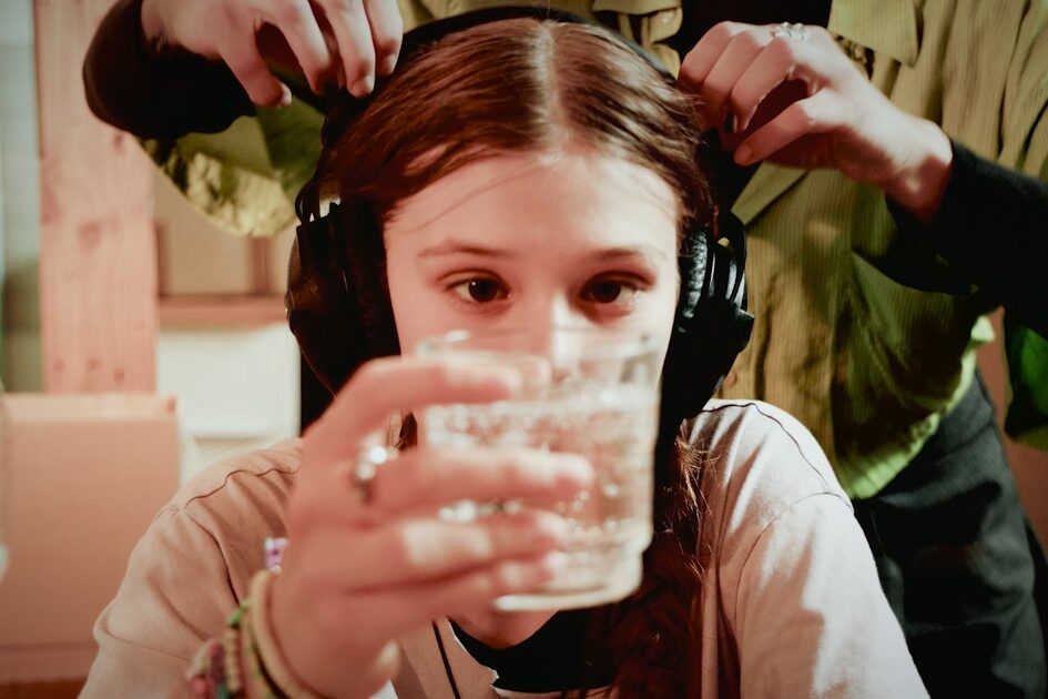 Ein Mädchen mit Kopfhörern