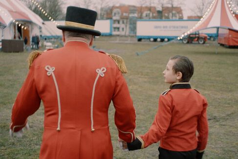 Vater und Sohn auf dem Weg in den Zirkus
