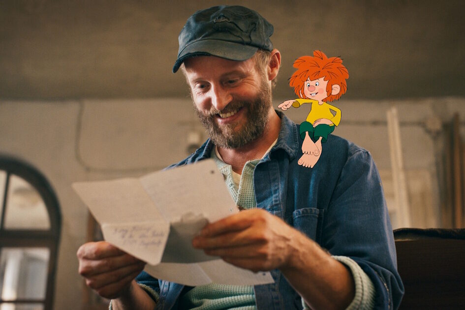 Карикатурен герой поглежда през рамото на мъж