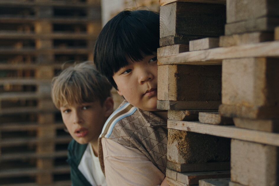 Две момчета се крият