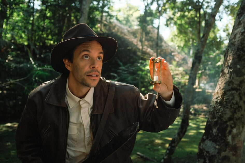 Мъж с пясъчен часовник в гората