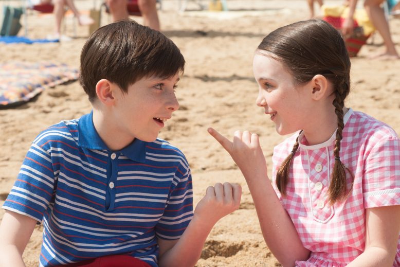 zwei Kinder am Strand
